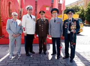 Член Президентского клуба "Доверия" генерал-майор Валерий Михайлович Герасько (второй справа) с друзьями на Праздничном мероприятии, посвящённому Параду Победы 24.06.2020