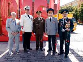 Член Президентского клуба "Доверия" генерал-майор Валерий Михайлович Герасько (второй справа) с друзьями на Праздничном мероприятии, посвящённому Параду Победы 24.06.2020